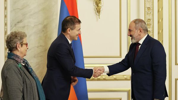 Премьер-министр РА Никол Пашинян принял постоянного докладчика Европейского парламента по вопросам Армении Андрея Ковачева (22 октября 2022). Еревaн - Sputnik Армения