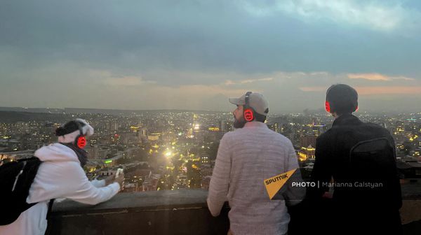 Туристы в наушниках аудиогида Talk city на улицах Еревана - Sputnik Армения