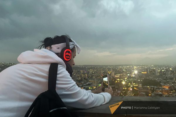 Туристы в наушниках аудиогида Talk city на улицах Еревана - Sputnik Армения
