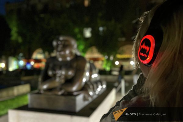 Туристы в наушниках аудиогида Talk city на улицах Еревана - Sputnik Армения