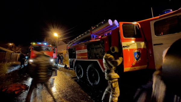 Сотрудники МЧС РФ возле места падения самолета Су-30 (23 октября 2022). Иркутск - Sputnik Армения