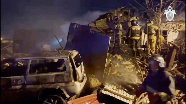Сотрудники МЧС РФ тушат пожар на месте падения самолета Су-30 (23 октября 2022). Иркутск - Sputnik Армения