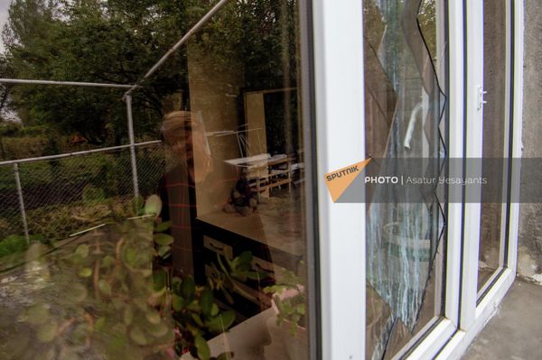Жительница Сотка Вардуи Хачатрян показывает последствия обстрела в доме и в саду - Sputnik Армения