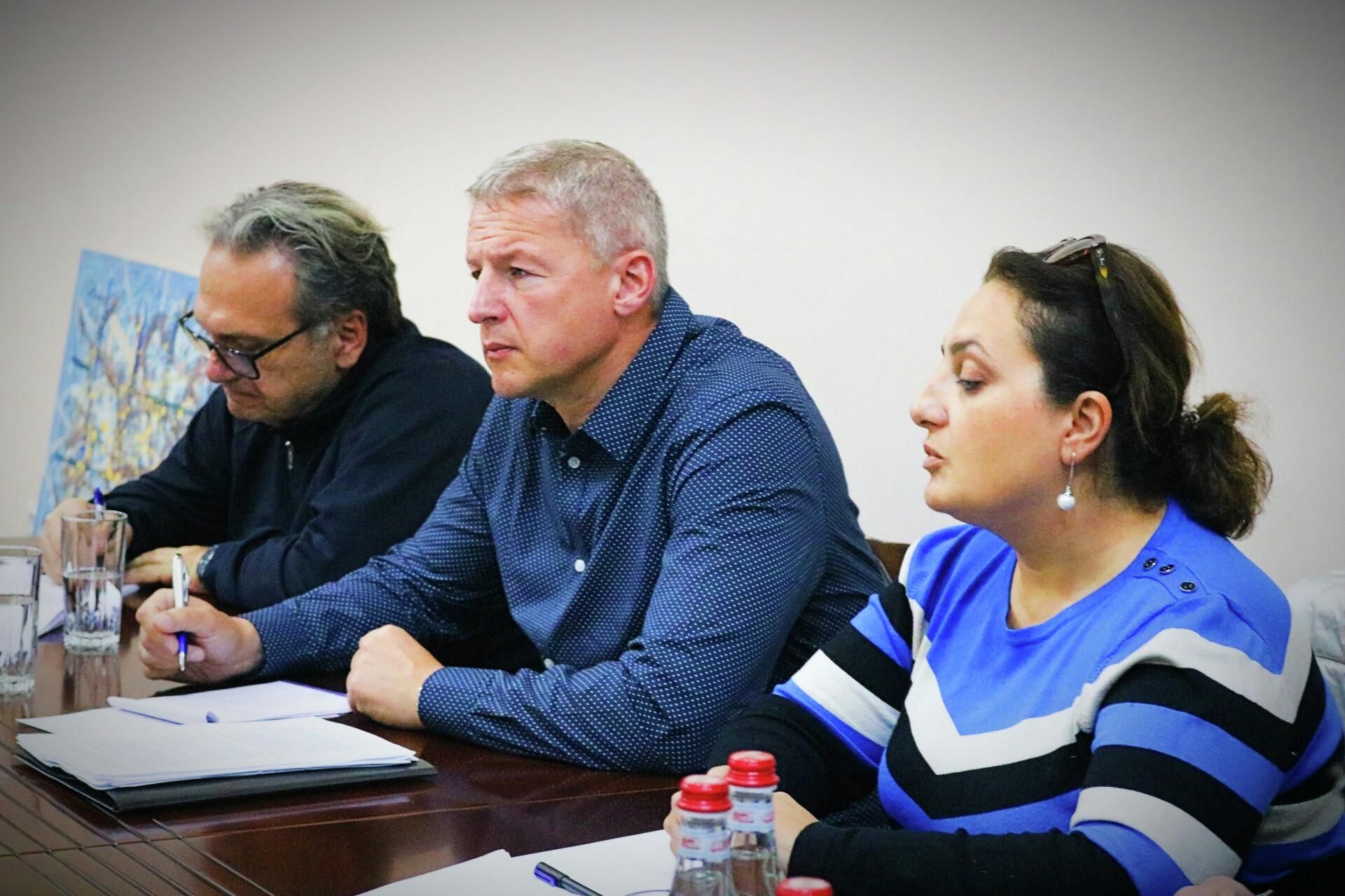 Глава общины Гориса Аруш Арушанян встретился с представителями Секретариата ОБСЕ во главе с Робертом Аркадиусом Ткачиком (24 октября 2022). Горис - Sputnik Արմենիա, 1920, 24.10.2022