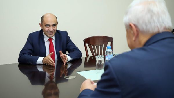 Посол по особым поручениям Эдмон Марукян встретился с личным представителем действующего председателя ОБСЕ Анджеем Каспрчиком (25 октября 2022). Ереван - Sputnik Армения
