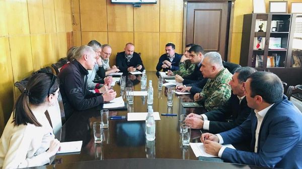 Представители миссии по установлению фактов ОБСЕ во главе с полковником Робертом Аркадиусом Ткачуком посетили общинный дом Вардениса (25 октября 2022). Гегаркуникская область - Sputnik Армения