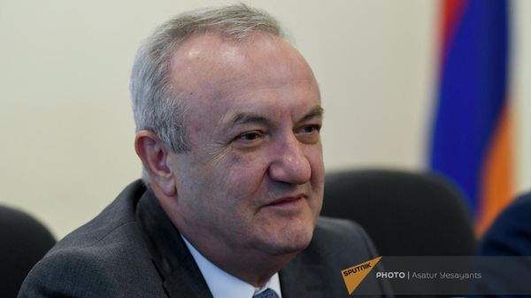 Министр ОНКС Ваграм Думанян на встрече с медалистами чемпионата мира по борьбе U23 и чемпионата Европы по боксу среди женщин (26 октября 2022). Еревaн - Sputnik Армения