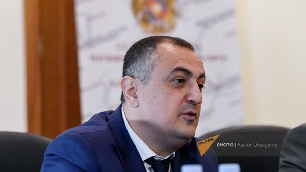 Замминистра ОНКС Карен Гилоян на встрече министра ОНКС Ваграма Думаняна с медалистами чемпионата мира по борьбе U23 и чемпионата Европы по боксу среди женщин (26 октября 2022). Еревaн - Sputnik Армения