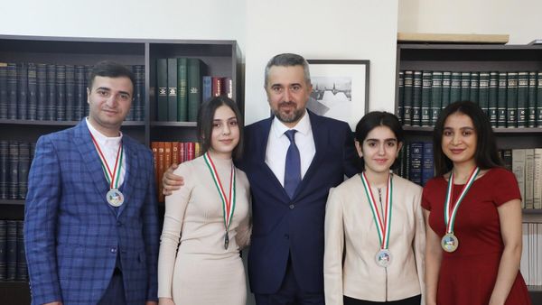 Замминистра ОНКС Ара Хзмалян встретился с участниками прошедших в Душанбе 16-х Дельфийских игр стран СНГ (26 октября 2022). Еревaн - Sputnik Армения