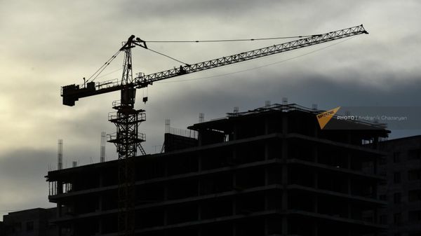 Строительный  кран рядом с новостройкой - Sputnik Армения