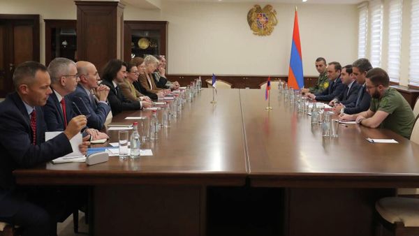 Министр обороны Сурен Папикян принял делегацию во главе с начальником Службы многосторонних операций Европа-Америка-Европа Главного управления международных отношений и стратегии МО Франции Гийомом Оланжье (27 октября 2022). Еревaн - Sputnik Армения