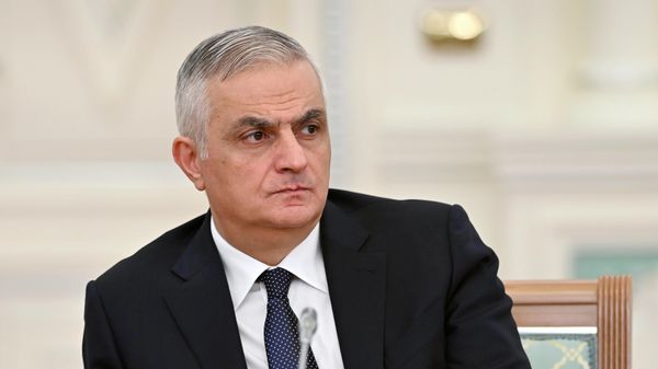 Вице-премьер Республики Армения Мгер Григорян на встрече глав делегаций государств - участников заседания Совета глав правительств СНГ с президентом Казахстана Касымом-Жомартом Токаевым во дворце Акорда (28 октября 2022). Астана - Sputnik Армения