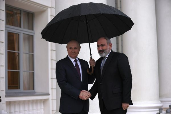 Президент РФ Владимир Путин и премьер-министр Армении Никол Пашинян во время встречи перед началом трехсторонних переговоров (31 октября 2022). Сочи - Sputnik Армения