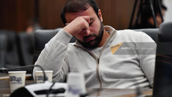 Айк Саркисян на совместном заседании постоянных комиссий по вопросам обороны и безопасности, финансового кредита и бюджета (31 октября 2022). Еревaн - Sputnik Армения