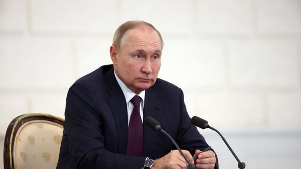 Президент РФ Владимир Путин отвечает на вопросы журналистов в режиме видеоконференции по итогам трехсторонних переговоров с президентом Азербайджана Ильхамом Алиевым и премьер-министром Армении Николом Пашиняном (31 октября 2022). Сочи - Sputnik Армения