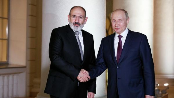 Президент РФ Владимир Путин и премьер-министр Армении Никол Пашинян прощаются после трехсторонних переговоров (31 октября 2022). Сочи - Sputnik Армения