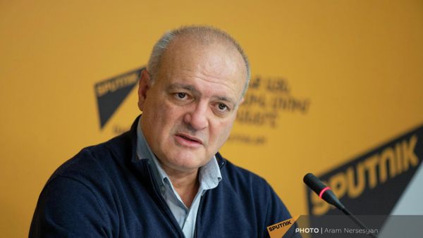 Политтехнолог Виген Акопян на пресс-конференции на тему вопросов, связанных с политическими процессами в Армении (1 ноября 2022). Еревaн - Sputnik Армения