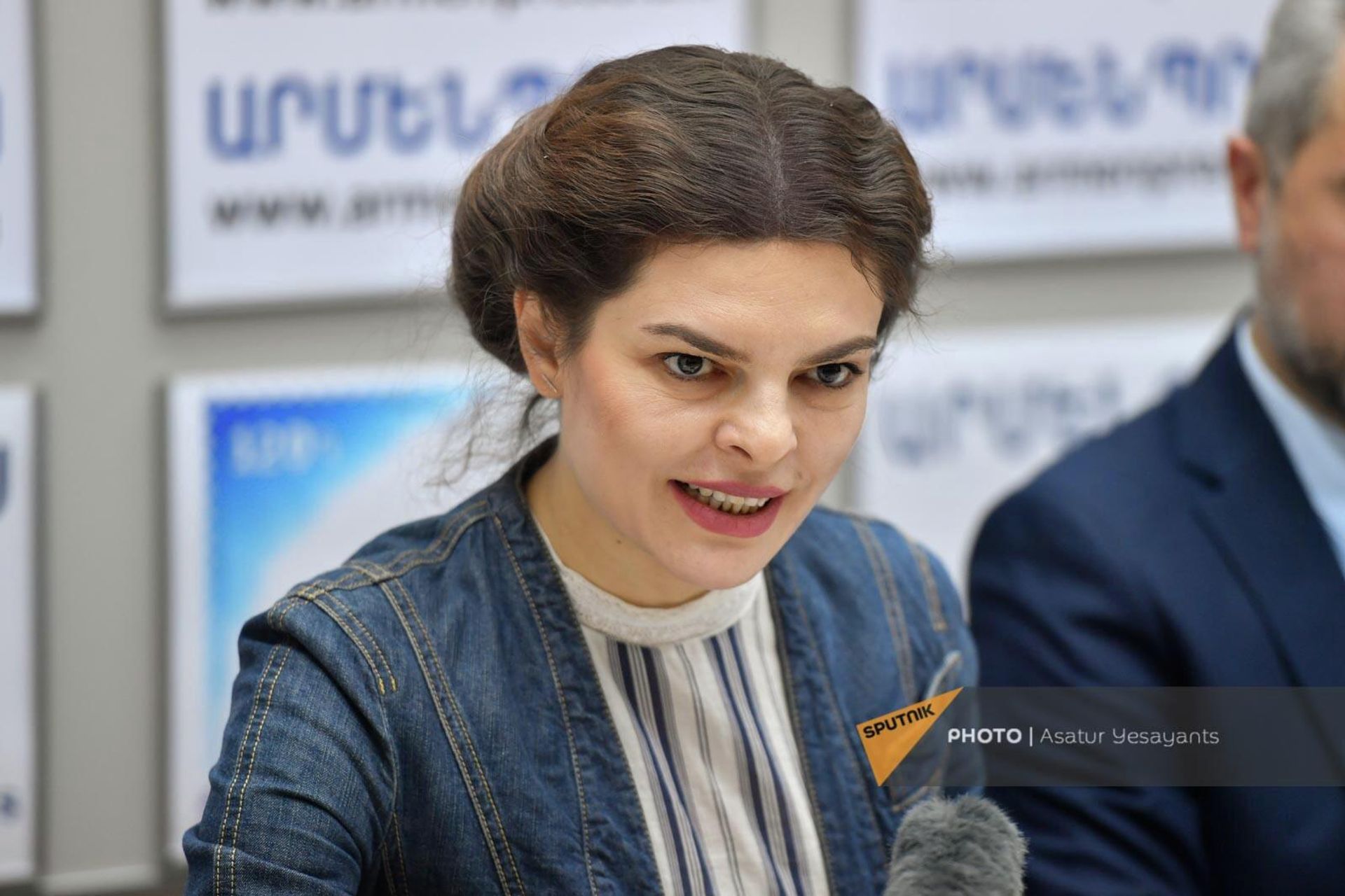 Художественный руководитель Национального театра им. Соса Саркисяна Нарине Григорян на пресс-конференции на тему ереванской премьеры спектакля Чудотворец (1 ноября 2022). Еревaн - Sputnik Արմենիա, 1920, 01.11.2022