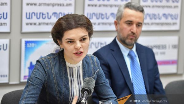 Художественный руководитель Национального театра им. Соса Саркисяна Нарине Григорян на пресс-конференции на тему ереванской премьеры спектакля Чудотворец (1 ноября 2022). Еревaн - Sputnik Армения