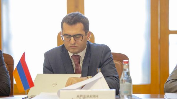 Председатель Постоянной комиссии ПА ОДКБ по политическим вопросам и международному сотрудничеству Акоп Аршакян на выездном заседании комиссии (2 ноября 2022). Еревaн - Sputnik Армения