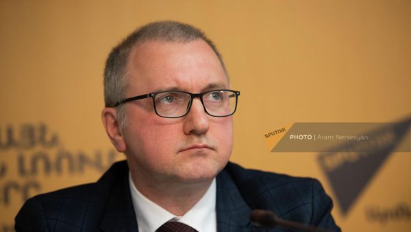 Руководитель Центра постсоветских исследований ИМЭМО РАН Эдуард Соловьев на пресс-конференции по итогам выездной экспертной сессии форума Примаковские чтения (2 ноября 2022). Еревaн - Sputnik Армения