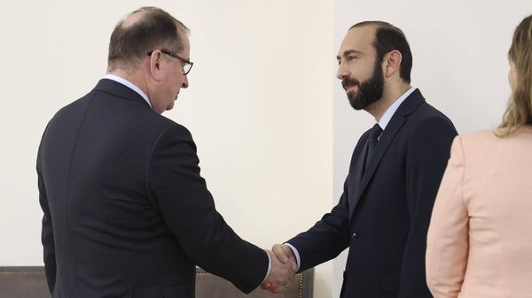 Министр иностранных дел РА Арарат Мирзоян принял руководителя миссии наблюдательных возможностей ЕС в Армении Марека Щигиела (4 ноября 2022). Еревaн - Sputnik Армения