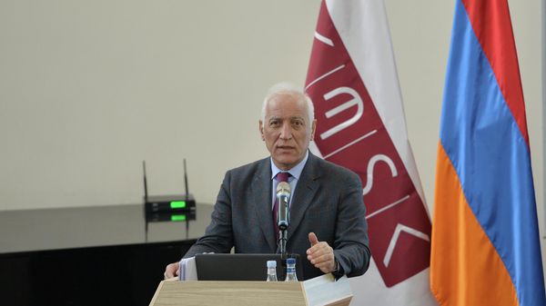 Президент Ваагн Хачатурян выступил с лекцией на тему Современные представления о роли государства в Государственном экономическом университете (4 ноября 2022). Еревaн - Sputnik Армения