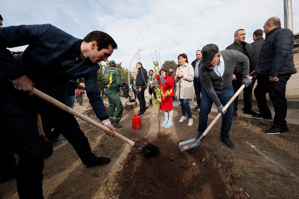 Премьер-министр Никол Пашинян вместе с семьей принял участие в посадке деревьев, организованной мэрией столицы (5 ноября 2022). Еревaн - Sputnik Армения