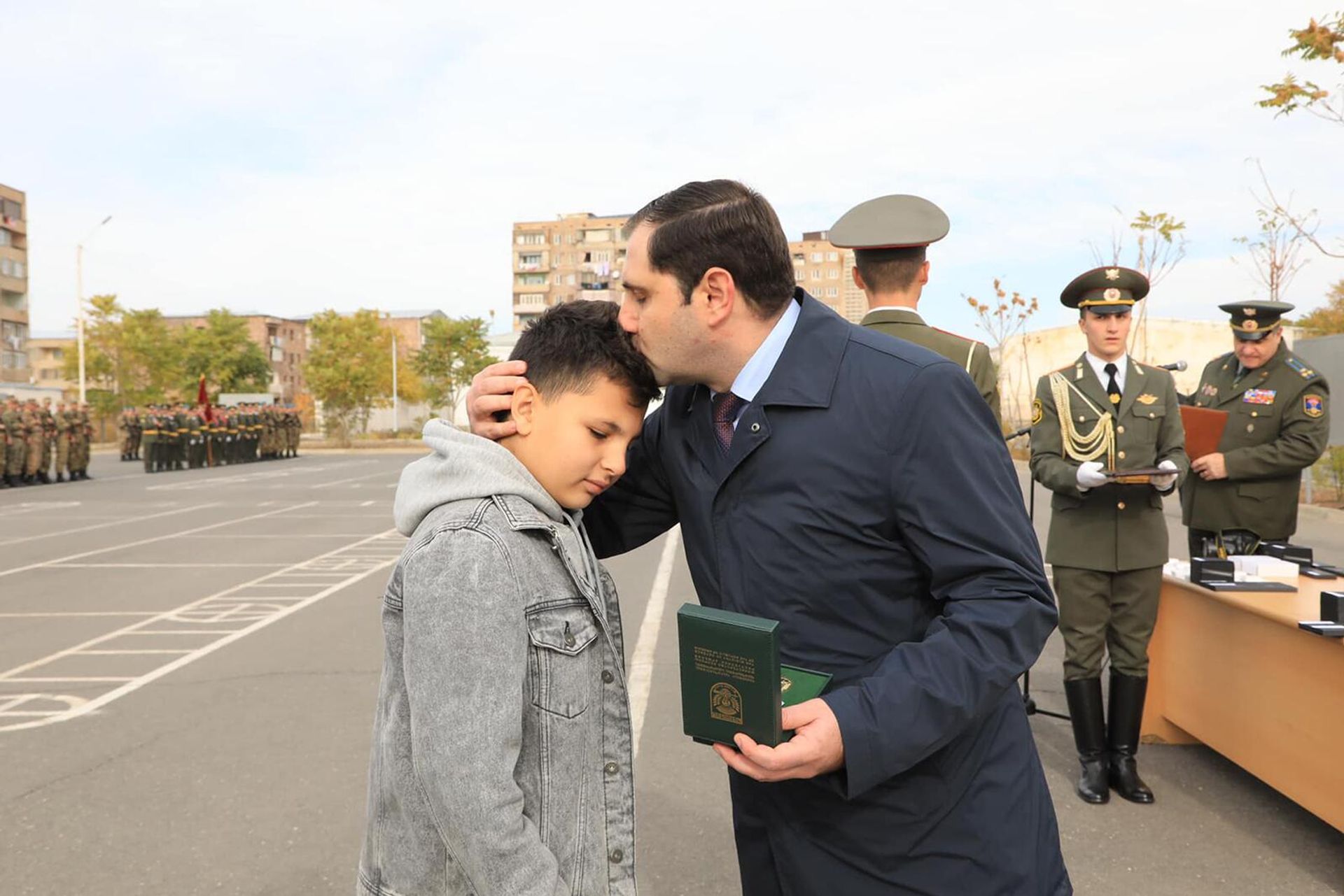 Министр обороны Сурен Папикян и начальник Генштаба Эдвард Асрян во время празднования 30-летия формирования войск разведки ВС в одной из воинских частей МО РА (5 ноября 2022) - Sputnik Армения, 1920, 05.11.2022