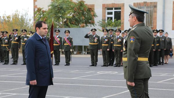 Министр обороны Сурен Папикян и начальник Генштаба Эдвард Асрян во время празднования 30-летия формирования войск разведки ВС в одной из воинских частей МО РА (5 ноября 2022) - Sputnik Армения