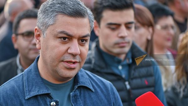 Артур Ванецян отвечает на вопросы журналистов на митинге оппозиции (5 ноября 2022). Еревaн - Sputnik Армения