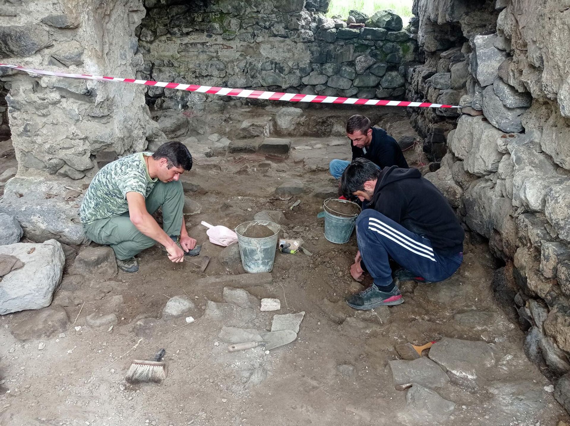 Археологи на территории историко-культурного заповедника Городище Лори берд - Sputnik Армения, 1920, 05.11.2022