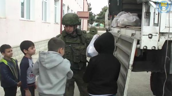 Российские миротворцы совместно с волонтерами многонационального проекта Мы Едины оказали гуманитарную помощь 324 семьям в Мартунинском районе. - Sputnik Армения