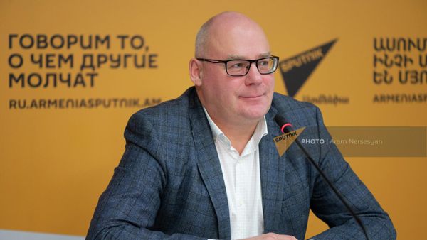 Пресс-конференция политолога Андрея Русакова на тему Санкции как фактор межрегионального сотрудничества России и Армении и создания Зоны свободной торговли между ЕАЭС и Ираном (10 ноября 2022). Еревaн - Sputnik Армения