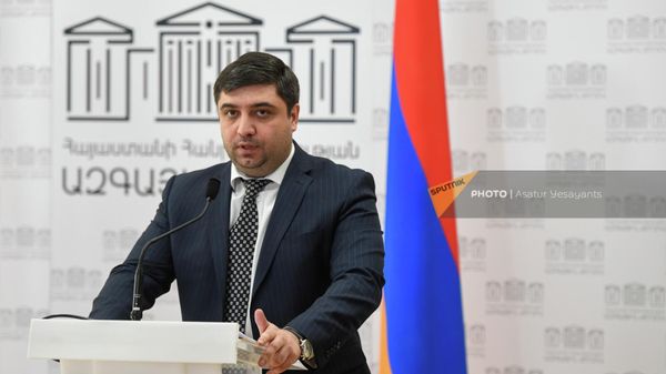 Пресс-конференция заместителя председателя Постоянной комиссии НС по вопросам региональной и евразийской интеграции Вагаршака Акопяна и первого заместителя председателя Комитета Госдумы ФС РФ по делам СНГ, евразийской интеграции и связям с соотечественниками Казбека Тайсаева (10 ноября 2022). Еревaн - Sputnik Армения