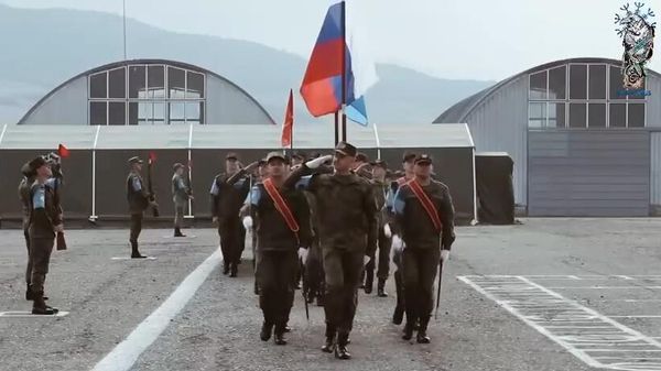 Парад в честь второй годовщины пребывания российского миротворческого контингента в Нагорном Карабахе Парад в честь второй годовщины пребывания российского миротворческого контингента в Нагорном Карабахе - Sputnik Армения