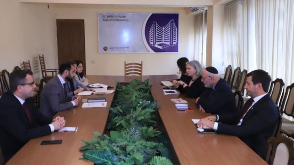 Արմեն Արզումանյանն ընդունել է Իսրայելի արտաքին գործերի նախարարության եվրասիական և արևմտյան Բալկանների հարցերով գլխավոր տնօրենի տեղակալ Սիմոնա Հալպերիի գլխավորած պատվիրակությանը - Sputnik Արմենիա