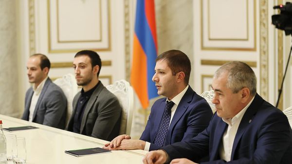 Премьер-министр Никол Пашинян принял членов сборной Армении по гимнастике Артура Давтяна, Арутюна Мердиняна, президента федерации гимнастики Гагика Ванояна и главного тренера сборной Акопа Серобяна (10 ноября 2022). Еревaн - Sputnik Армения