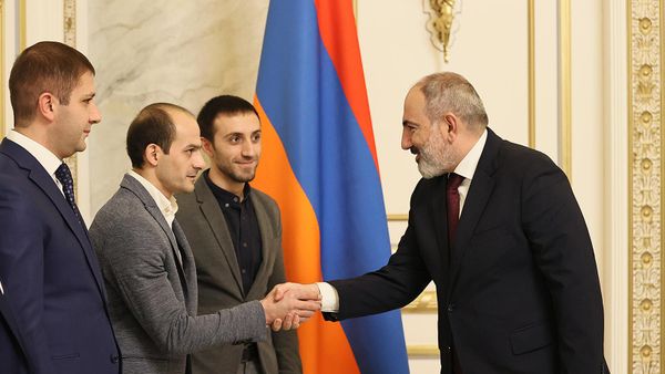Премьер-министр Никол Пашинян принял членов сборной Армении по гимнастике Артура Давтяна, Арутюна Мердиняна, президента федерации гимнастики Гагика Ванояна и главного тренера сборной Акопа Серобяна (10 ноября 2022). Еревaн - Sputnik Армения
