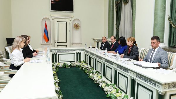 Заместитель генпрокурора РА Анаит Манасян приняла делегацию, возглавляемую заместителем начальника Главного управления по контролю за применением федерального законодательства Генеральной прокуратуры РФ, начальником Управления по контролю за правами, свободами и обеспечением законных интересов несовершеннолетних Ириной Ребриной (10 ноября 2022). Еревaн - Sputnik Армения