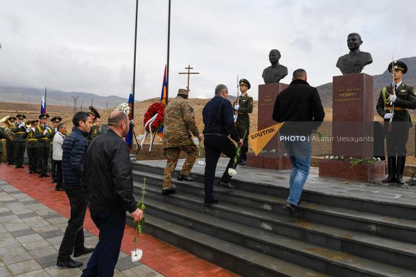 Участники церемонии закладки капсулы учебно-методического центра военно-патриотического воспитания молодежи возлагают цветы у памятников погибших летчиков (11 ноября 2022). Араратская область - Sputnik Армения