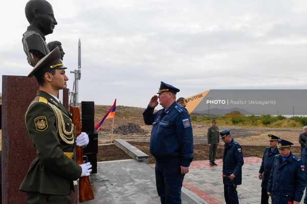 Արարողության մասնակիցները հարգանքի տուրք են մատուցում զոհված  օդաչուների հիշատակին - Sputnik Արմենիա