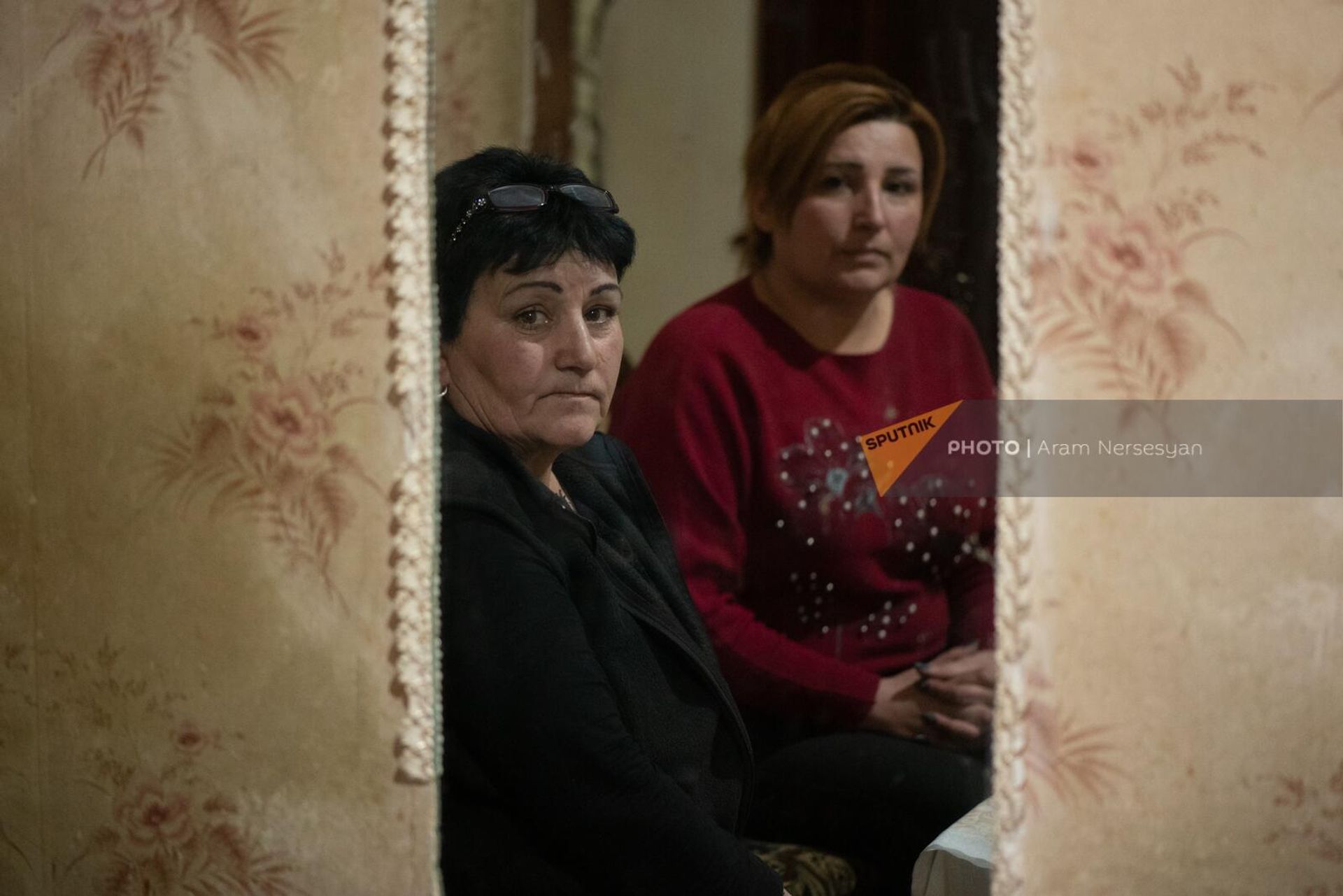 Ануш и Аревик Мовсисяны, жители дома, попавшего под обстрел азербайджанских ВС в селе Сотк - Sputnik Армения, 1920, 14.11.2022