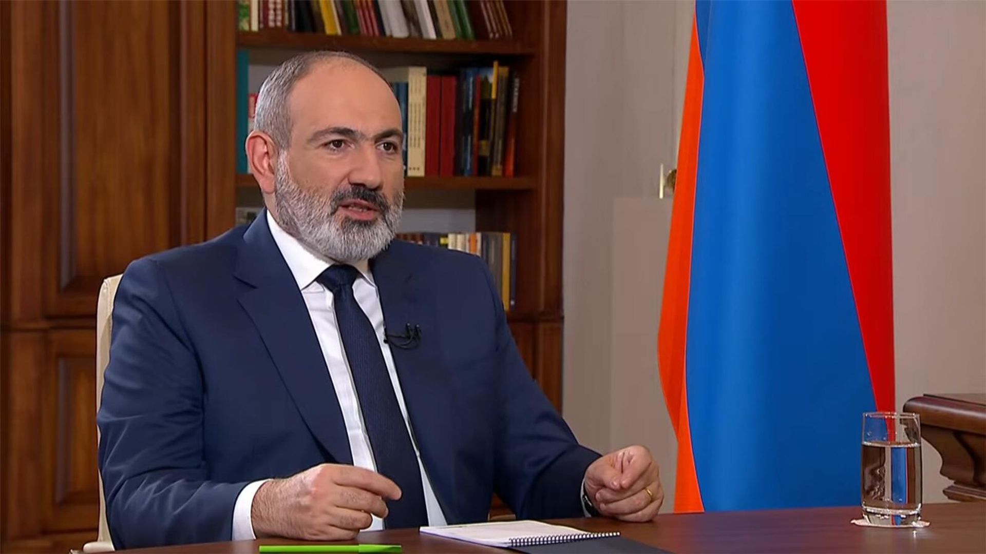 Премьер-министр Никол Пашинян во время интервью Общественному телевидению Армении (11 ноября 2022). Еревaн - Sputnik Армения, 1920, 11.11.2022