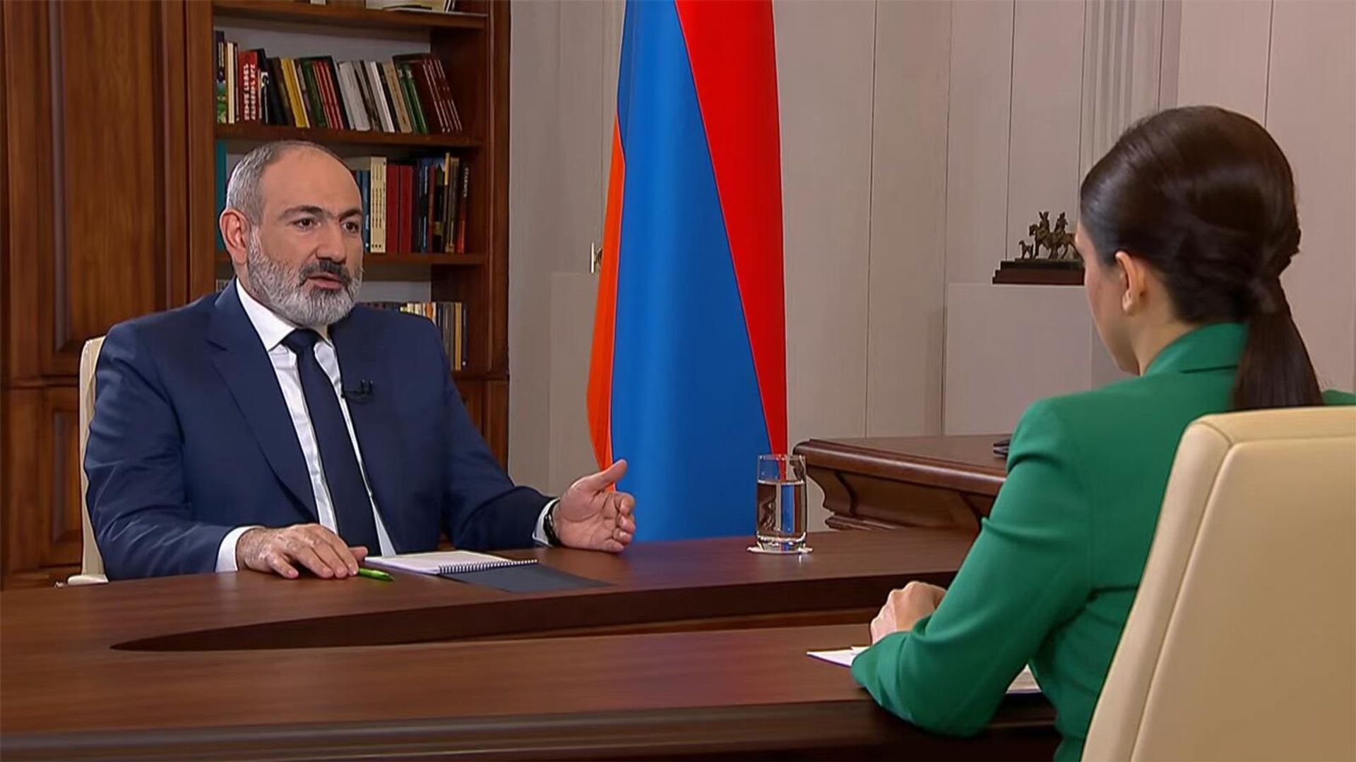 Премьер-министр Никол Пашинян во время интервью Общественному телевидению Армении (11 ноября 2022). Еревaн - Sputnik Армения, 1920, 11.11.2022