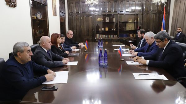 Губернатор Ширака Назели Багдасарян приняла делегацию во главе с первым заместителем председателя Комитета Госдумы РФ по делам СНГ, евразийской интеграции и связям с соотечественниками Казбеком Тайсаевым (12 ноября 2022). Гюмри - Sputnik Армения