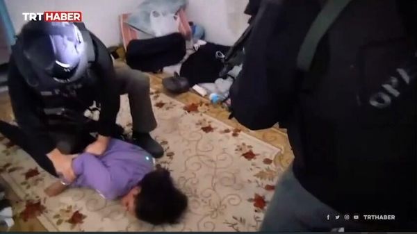 Турецкая пресса публикует кадры задержания женщины, подозреваемой в совершении теракта в центре Стамбула - Sputnik Армения