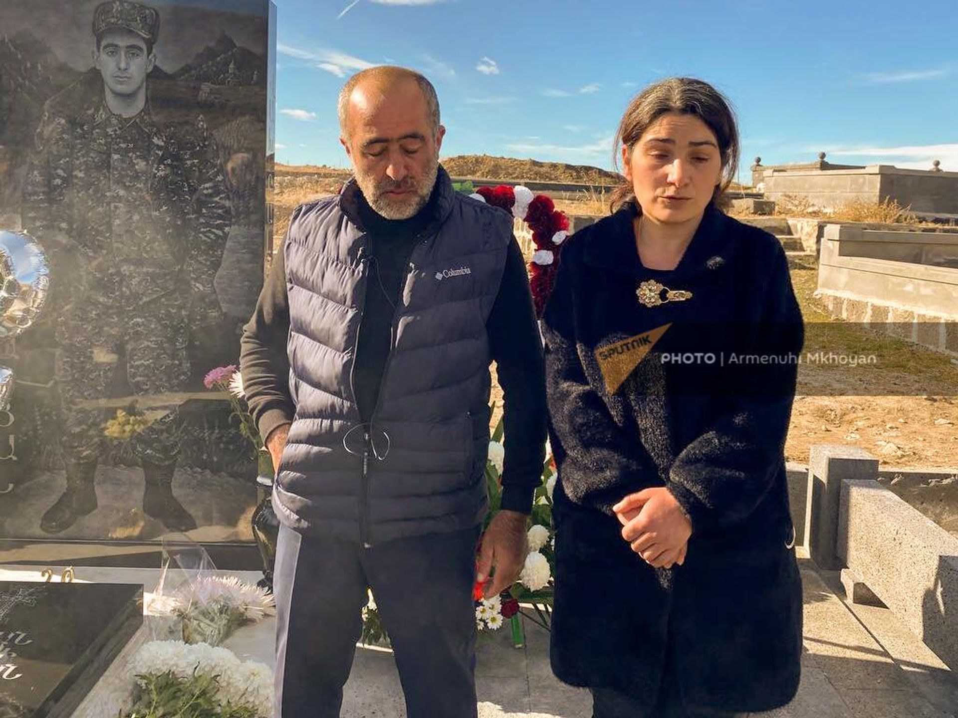 Родители погибшего Паляна Погосяна Дживан и Галя у могилы сына (15 ноября 2022). Ширак Родители погибшего Паляна Погосяна Дживан и Галя у могилы сына (15 ноября 2022). Ширак - Sputnik Армения, 1920, 15.11.2022
