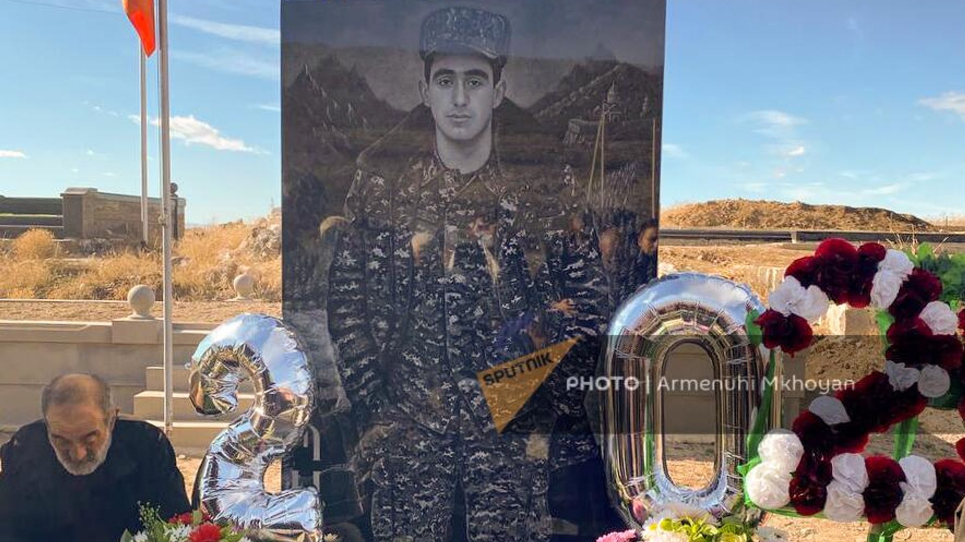 Родственники погибшего Паляна Погосяна отметили 20-летие на кладбище (15 ноября 2022). Ширак Родственники погибшего Паляна Погосяна отметили 20-летие на кладбище (15 ноября 2022). Ширак - Sputnik Армения, 1920, 15.11.2022