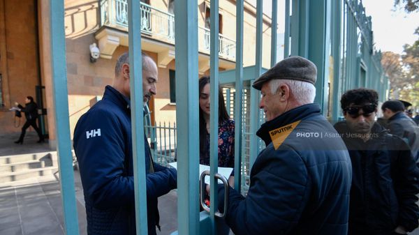 Арцахцы передали послу письмо в поддержку резолюции, которая будет обсуждена в Сенате Франции (15 ноября 2022). Еревaн - Sputnik Армения